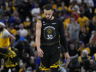 Hlava dole a odchod z palubovky - sklamaný Stephen Curry po prehre s Lakers
