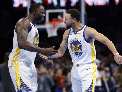 Hráči Golden State Warriors Draymond Green a Stephen Curry oslavujú úspešnú akciu