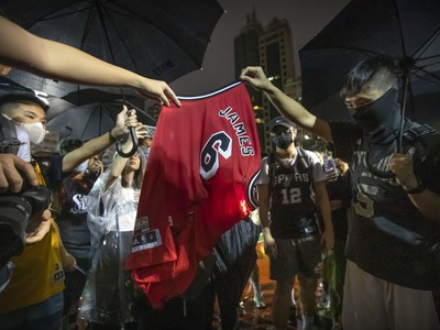 Mohutné basketbalové protesty v Hong Kongu