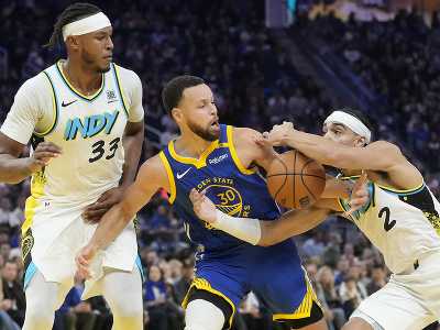 Stephen Curry (30) z Golden State Warriors dosahuje loptu pred Mylesom Turnerom (33) a Andrewom Nembhardom z  Indiana Pacers