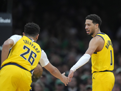 Hráč Indiany Pacers Ben Sheppard (vľavo) oslavuje so spoluhráčom Tyreseom Haliburtonom