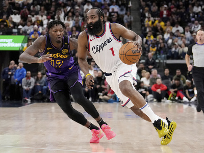 James Harden prechádza do obrany Lakers, za ním Dorian Finney-Smith
