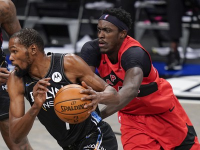 Kevin Durant a Pascal Siakam 