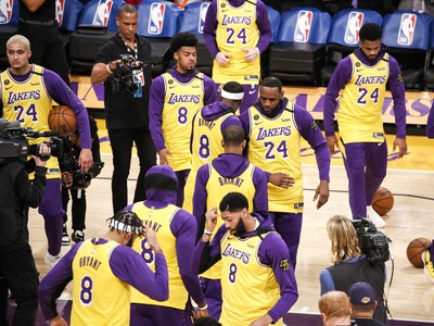 Krásne gesto Lakers, všetci oblečení v dresoch Kobeho Bryanta