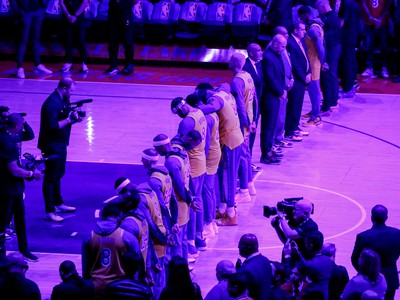 Predzápasový ceremoniál na počesť Kobeho Bryanta