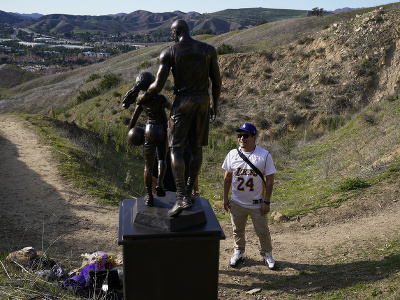 Socha na počesť zosnulého basketbalistu Kobeho Bryanta a jeho dcéry Gianny