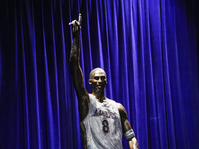 Odhalenie sochy Kobeho Bryanta pred Crypto.com arénou v Los Angeles