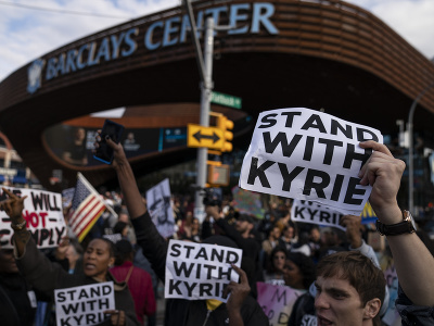 Protest na podporu nezaočkovaného basketbalistu NBA Kyrieho Irvinga