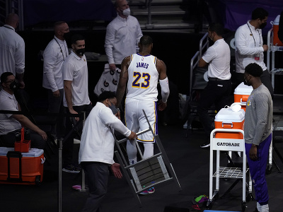 LA Lakers prehrali s Atlantou a prišli o zraneného Jamesa