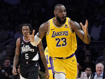 Líder Lakers LeBron James počas zápasu s LA Clippers