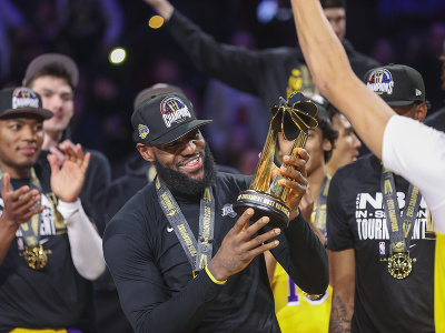 LeBron James s trofejou pre víťaza sezónneho turnaja NBA