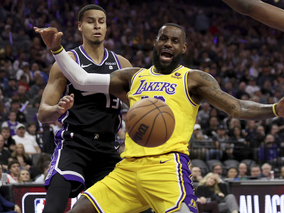 Keegan Murray (Sacramento) a LeBron James (LA Lakers) v súboji