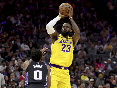 LeBron James (LA Lakers) a jeho streľba cez hráčov Sacramenta