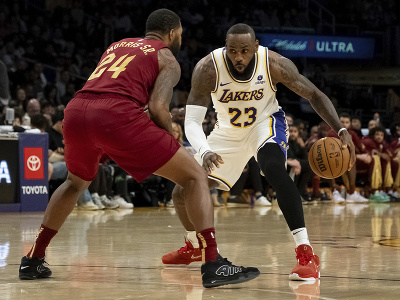 LeBron James (LA Lakers) sa snaží prejsť cez hráča Clevelandu