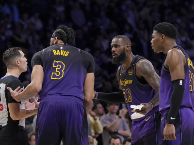 Anthony Davis (3), LeBron James (23) and Rui Hachimura z LA Lakers sa dohadujú s rozhodcom