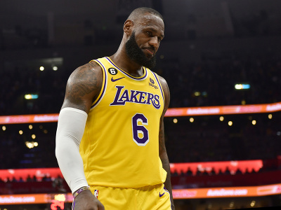 Sklamaný LeBron James (Lakers) opúšťa palubovku