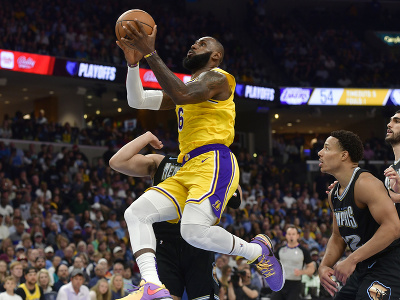 LeBron James (Lakers) berie zodpovednosť na sovje plecia a zakončuje na kôš Memphisu