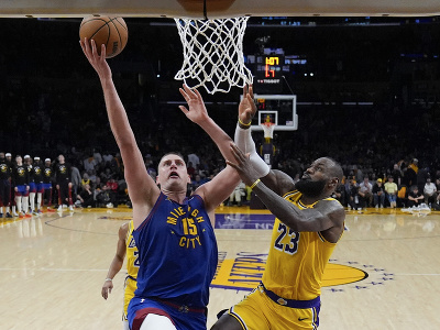 LeBron James (LA Lakers) sa snaží zastaviť Nikolu Jokiča (Denver)
