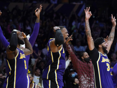 LeBron James, Russell Westbrook a Anthony Davis oslavujú kôš Lakers