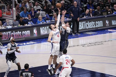 Ivica Zubac (LA Clippers) blokuje strelu Luku Dončiča (Dallas)