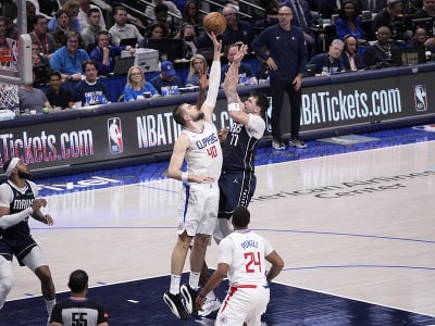  Ivica Zubac (LA Clippers) blokuje strelu Luku Dončiča (Dallas)