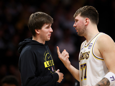 Austin Reaves (vľavo) a Luka Dončić, hráči LA Lakers