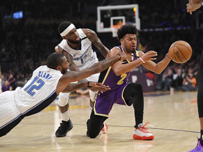 Quinn Cook (Lakers) sa snaží udržať loptu