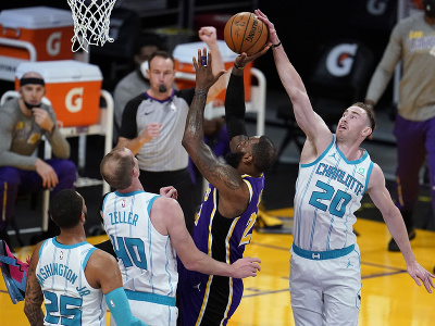 Útočník Gordon Hayward (20) z Charlotte Hornets a hráč LeBron James z Los Angeles Lakers v súboji o loptu