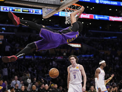 Hráč Los Angeles Lakers  Anthony Davis (hore) smečuje na kôš