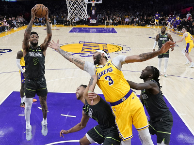 Anthony Davis (Lakers) padá pod kôš Minnesoty po neúspešnom zakončení