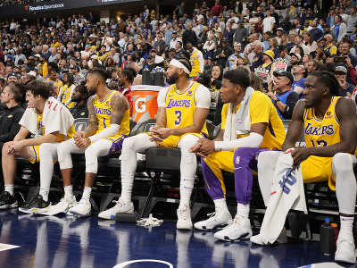 Hviezdna lavička Los Angeles Lakers počas úvodného zápasu novej sezóny