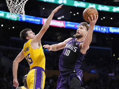 Domantas Sabonis (Sacramento) zakončuje na kôš Lakers