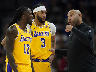 Tréner LA Lakers Darvin Ham a hráči Taurean Prince a Anthony Davis