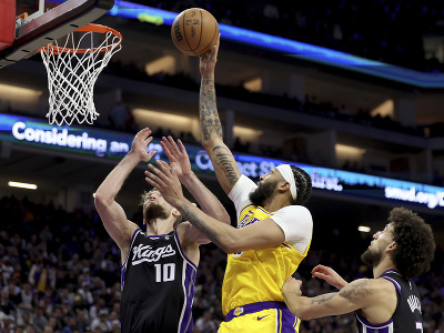 Anthony Davis (LA Lakers) sa snaží zakončiť akciu na kôš Sacramenta