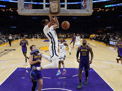 Ziaire Williams (Memphis) a jeho ukážkový smeč na kôš Lakers
