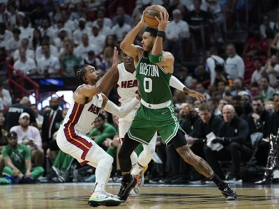 Hráč Bostonu Celtics Jayson Tatum blokovaný hráčmi Miami Heat