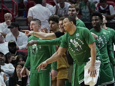 Hráči Bostonu Celtics na lavičke