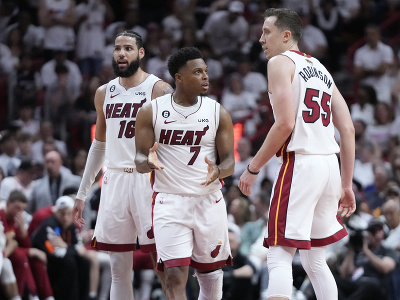 Hráči Miami sa dohadujú počas štvrtého zápasu finále NBA