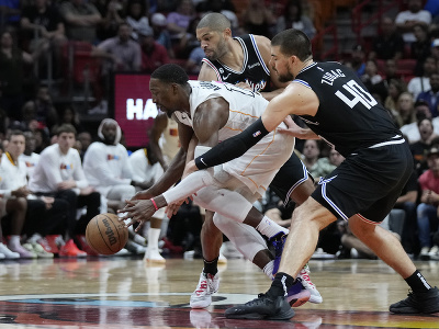 Center Barn Adebayo (uprostred) z Miami Heat v súboji o loptu s hráčmi Ivicom Zubacom (40) a Nicolasom Batumom z Los Angeles Clippers počas zápasu zámorskej NBA