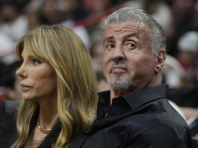 Sylvester Stallone s manželkou Jennifer Flavinovou na zápase Miami Heat