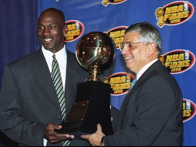 Michael Jordan preberá trofej pre MVP Finále od Davida Sterna