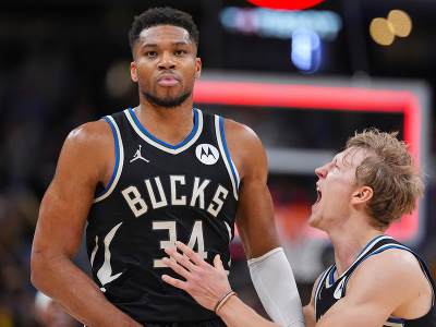 Giannis Antetokounmpo (34) oslavuje