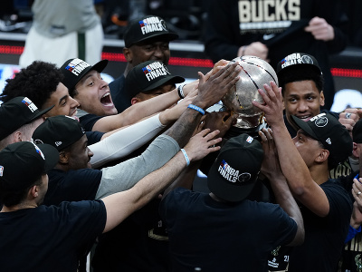 Oslavujúci basketbalisti Milwaukee Bucks s trofejou
