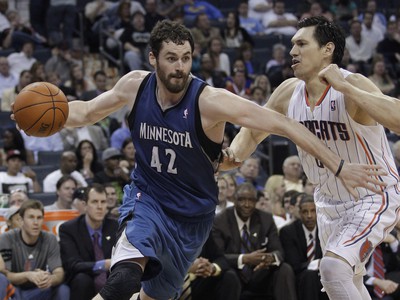 Kevin Love bránený Eduardom