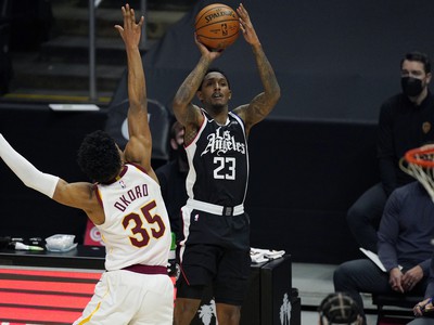 Basketbalista Lou Williams z Los Angeles Clippers strieľa na kôš, vľavo hráč Isaac Okoro z Clevelandu Cavaliers počas zápasu zámorskej NBA