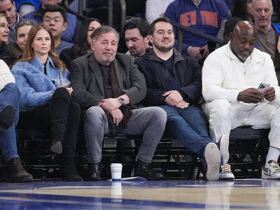 Majiteľ Knicks James Dolan, druhý zľava