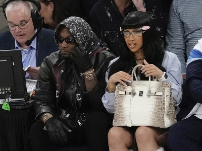 Cardi B (vpravo) s jej manželom Offsetom na zápase medzi New York Knicks a Philadelphia 76ers