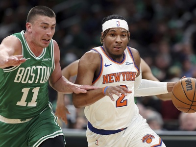Miles McBride (vpravo) a Payton Pritchard v súboji