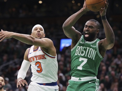 Jaylen Brown (vpravo) a Josh Hart v súboji 