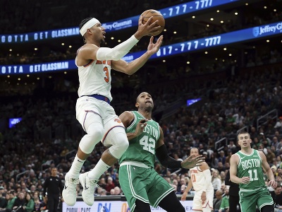 Josh Hart pri pokuse o strelu